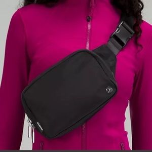 Lululemon Everywhere Belt Bag 2L in black-NWT!